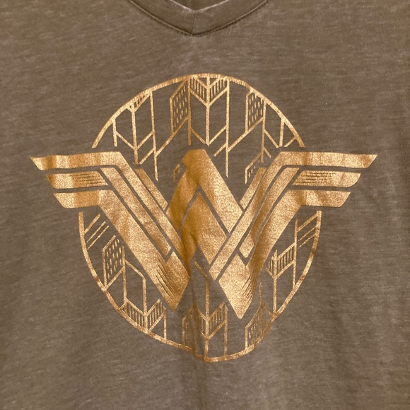 Wonder Woman ODU Green Short Sleeve Fitted T-shirt Sz Medium GOLD VINYL WW LOGO - Picture 2 of 3